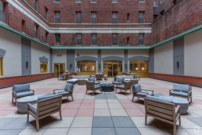 Outdoor Courtyard with Fire Pit - The Statler