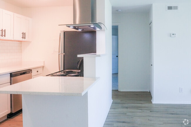 1BR, 1BA, 640SF