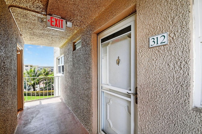 Photo - 2615 NE 1st Ct Unit 312