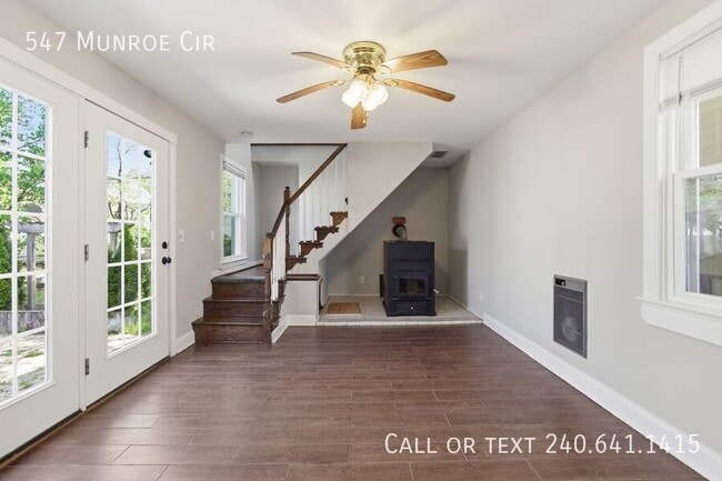 Photo - 547 Munroe Cir