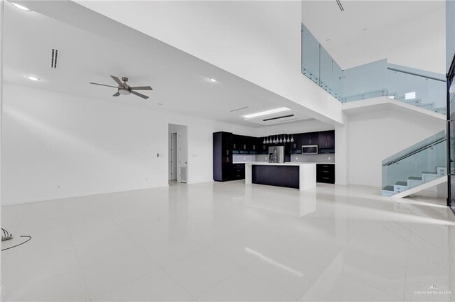 Photo - 18 Redbud Ave W