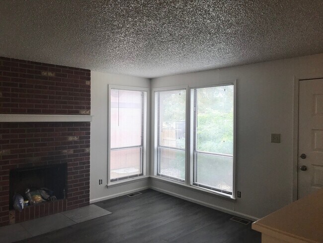 Building Photo - Three Bedroom Duplex Available In Longmont