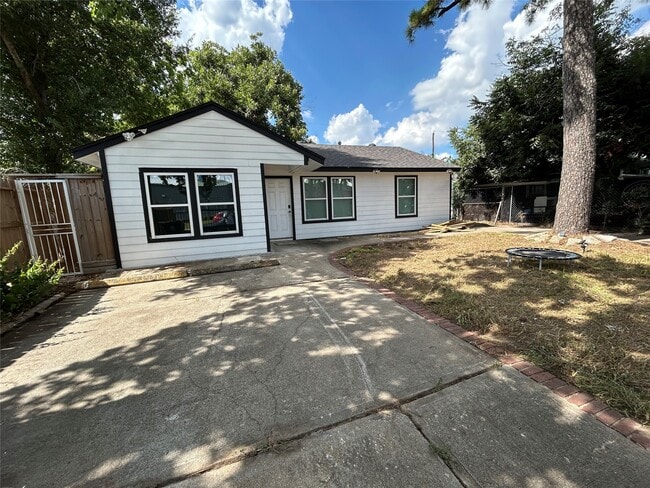 Building Photo - 5305 Southlea St