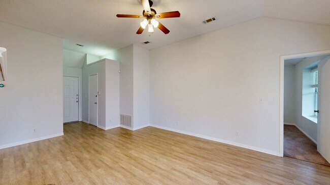 Photo - 2 WEEKS FREE!!! NEW PAINT!!!!!! ONLY $1,395!!