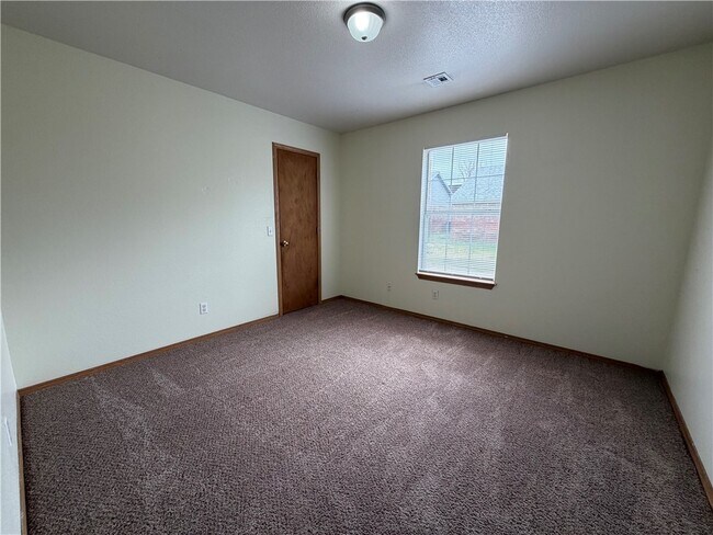 Photo - 607 N Main St