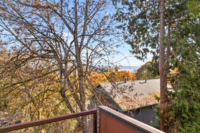 Photo - Luxurious Air-Conditioned Leschi View Townhome