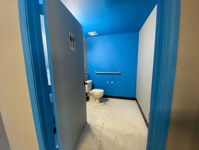 Photo - storage containers/ commercial building Unidad Showroom/office space