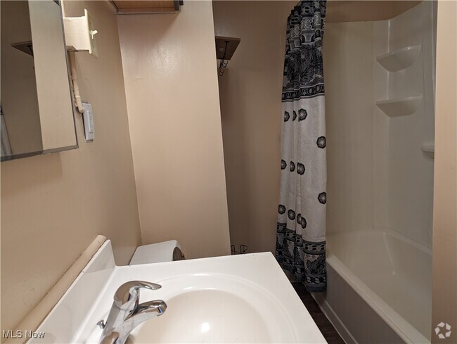 Building Photo - 12550 Claridon Troy Rd Unit 3 Rental