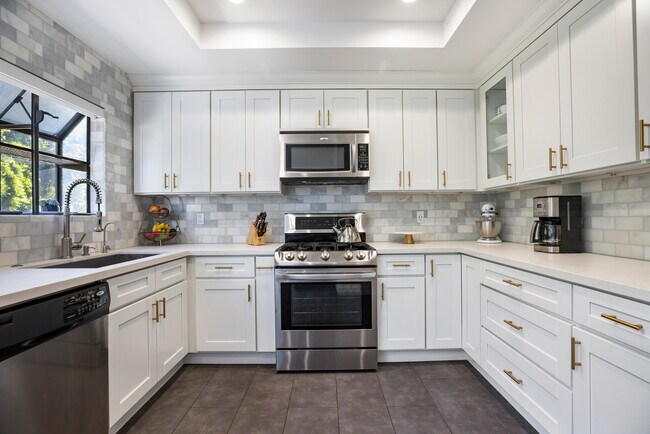 Photo - 2560 S Centinela Ave