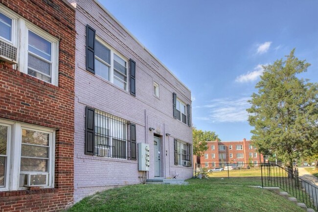 Photo - 928 19th St NE Apartment Unit 4