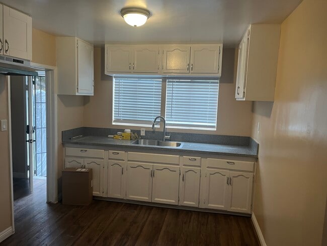 Photo - 1423 W 106th St