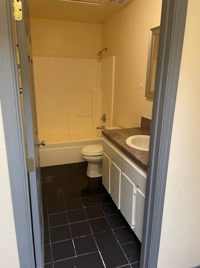 Large Bathroom with Bath - 544 Multy Ct Unit 4