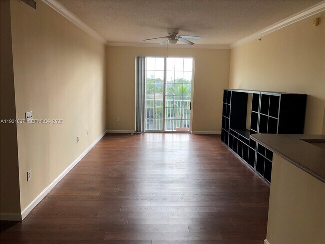 Photo - 1900 Van Buren St Unidad 504B