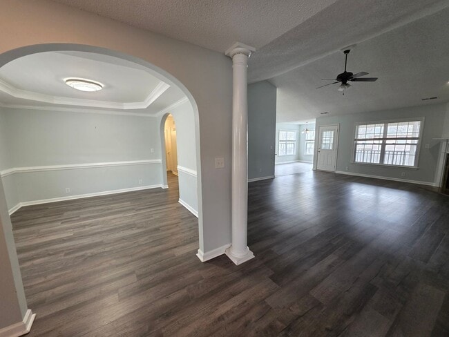 Photo - 104 Londonberry Ln