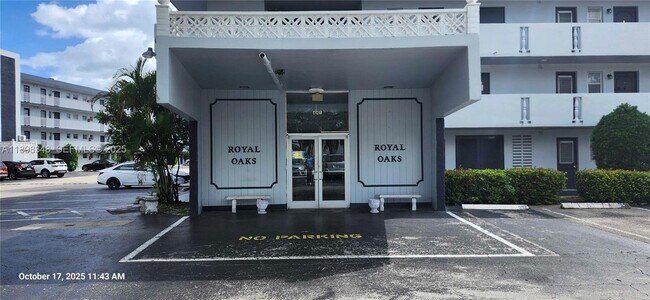 Building Photo - 443 NE 195th St Unit 238