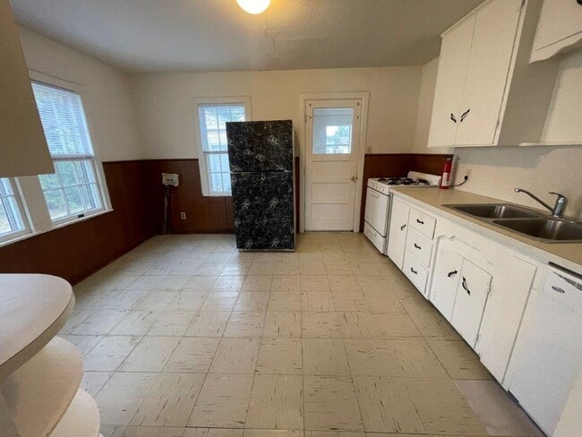 Photo - 2 bed 1&1/2 bath, detached garage in Norman