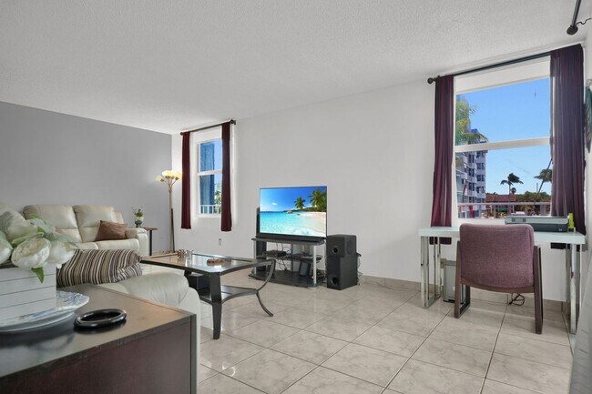 Photo - 16558 NE 26th Ave Unidad 2A