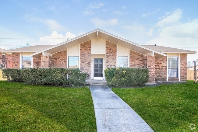 Building Photo - 902 Live Oak Dr Rental
