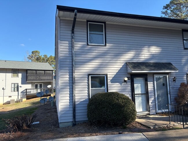 Building Photo - 2 Bedroom, 1.5 Bathroom Condo in Winston-Salem!