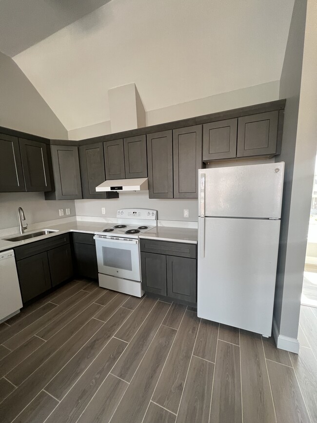 Building Photo - 55 Brighton St Rental