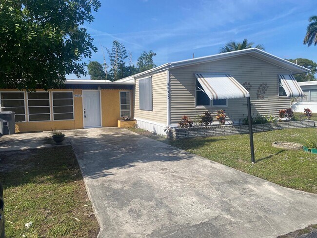 Photo - 8933 Pine St