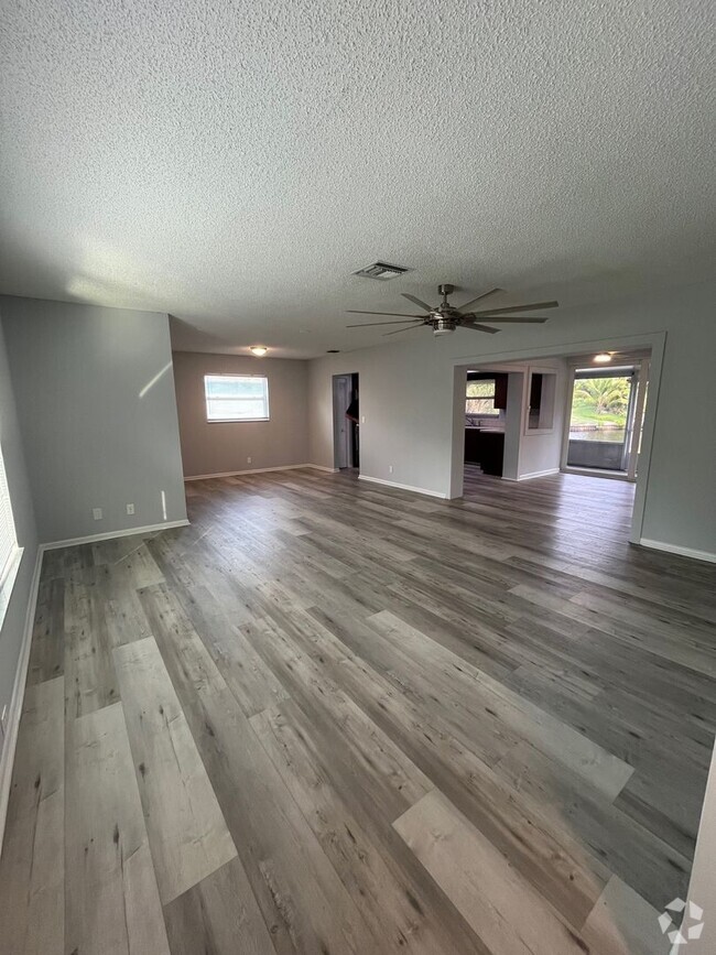 Building Photo - OCEAN ACCESS WATERFRONT! 3 bed / 2 bath wi... Rental