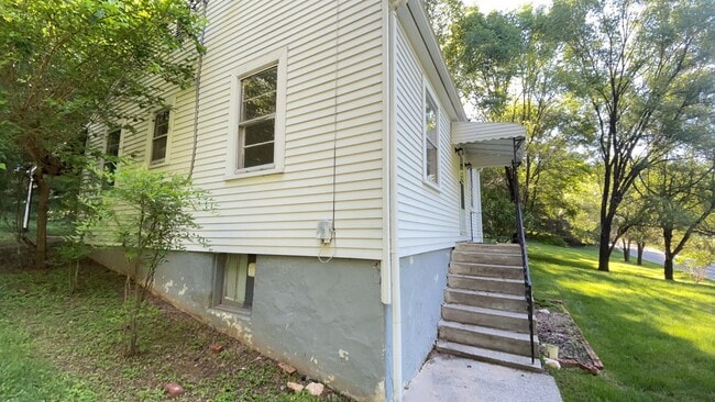 Photo - Spacious 2 Bedroom/1 Bath Home