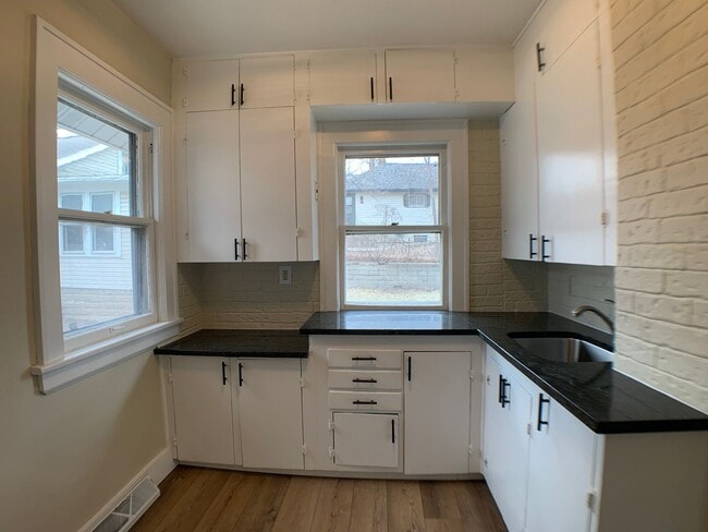 Building Photo - 1822-1824 Stillwater Ave East Unit 1824 Stillwater Ave East