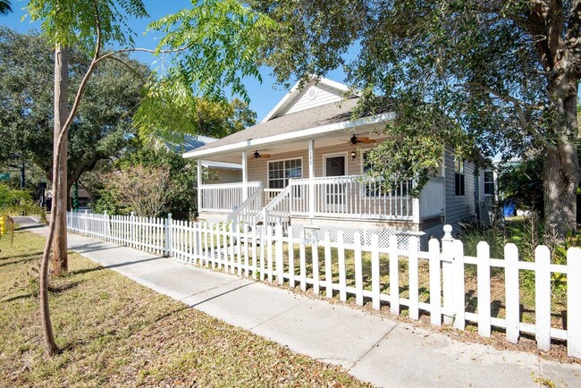Building Photo - Beautiful 3 / 2 single family home across ...