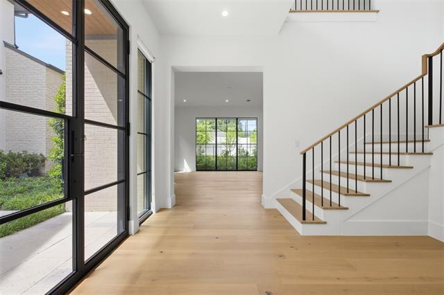 Photo - 9855 Kingsway Ave