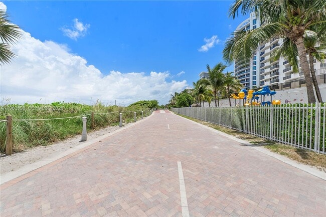 Building Photo - 6039 Collins Ave Unit 934