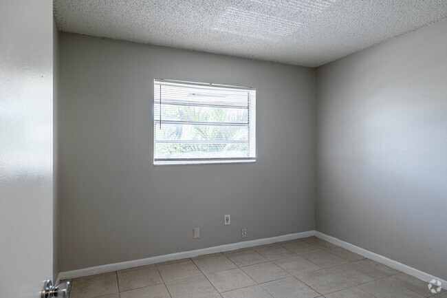 CORNER 2 BR, 1 BA - 775 SF - Palm Court Apartments