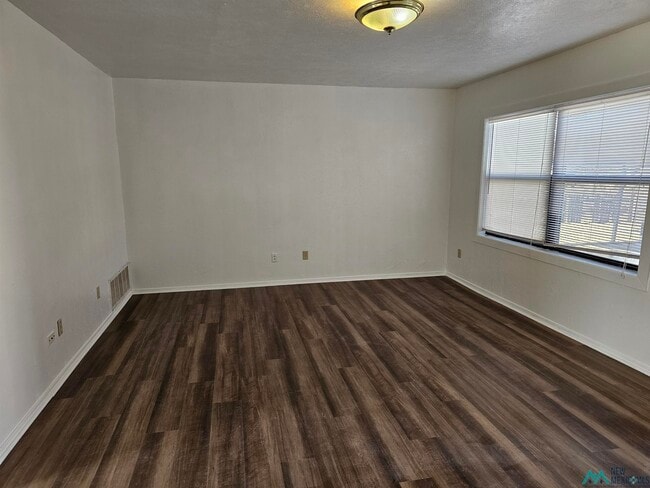 Photo - 921 W 16th St