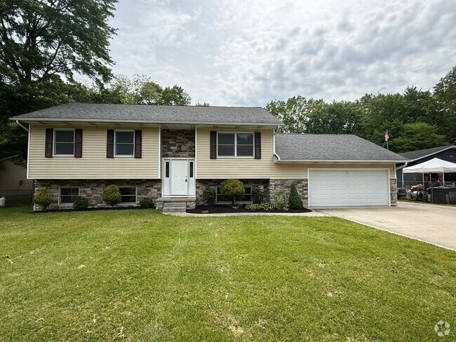 Building Photo - 4br, 2ba home with two large garages