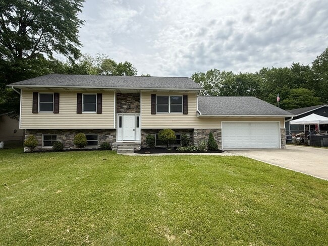 4br, 2ba home with two large garages - 4br, 2ba home with two large garages