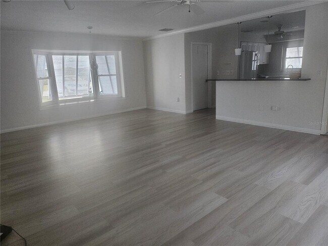 Photo - 332 2nd St W