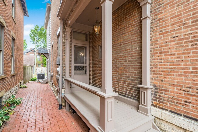 Primer piso, 2 habitaciones, entrada privada cubierta con patio - 551 S 3rd St