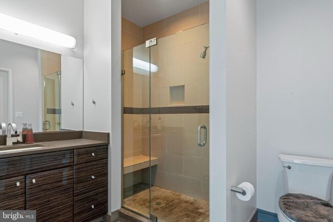 Photo - 7809 Woodmont Ave Unidad 3A