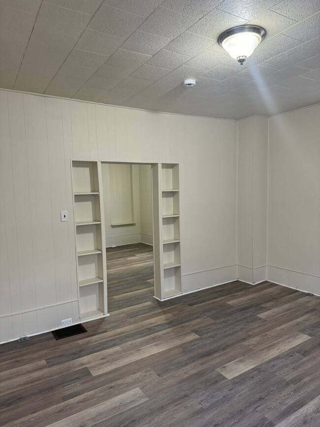 Photo - 3 bedroom, 1 bath, 3 story half double house