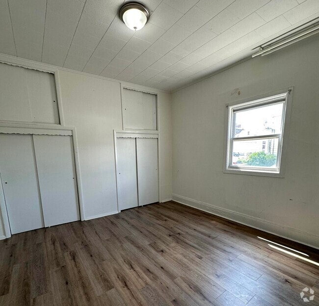 Building Photo - 33 E 18th St Rental