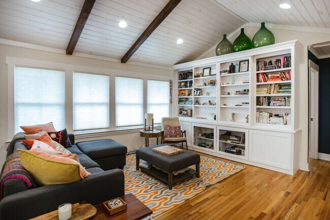 Photo - 284 The Plaza