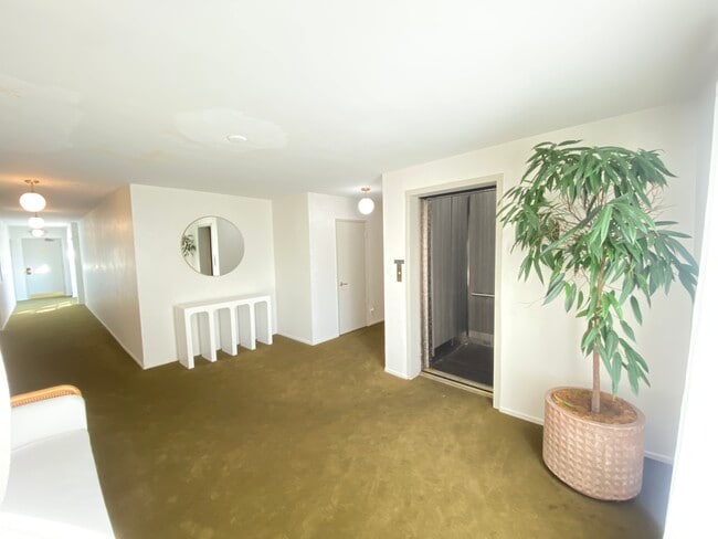 Second Floor Foyer - New Hampshire Luxurious Apts