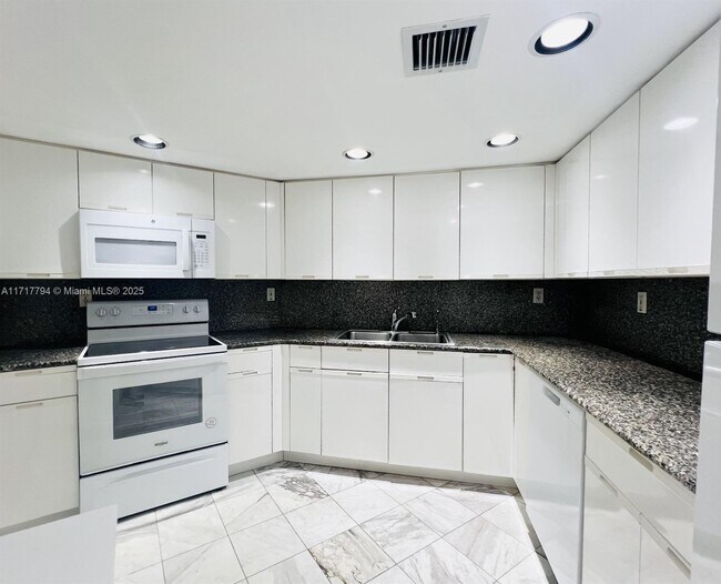 Photo - 825 Brickell Bay Dr