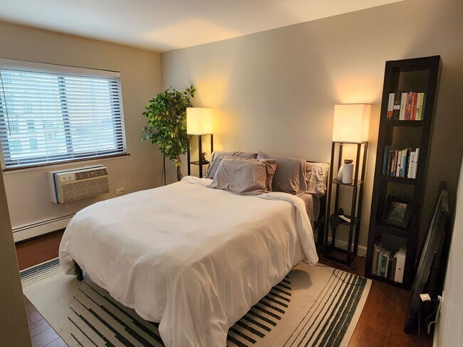 Bedroom - 607 W Wrightwood Ave Unit 812