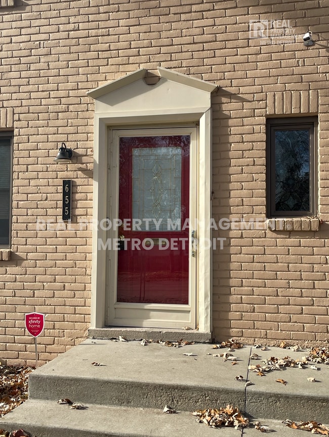 Photo - 655 N Eton St