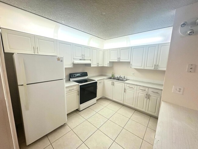 Building Photo - 5773 La Pinata Blvd