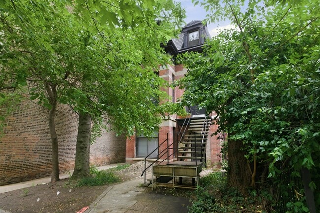Building Photo - 1931 W Evergreen Ave Unit 1