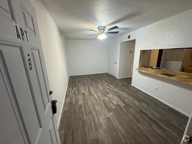 Building Photo - 1402 E 6th St Rental