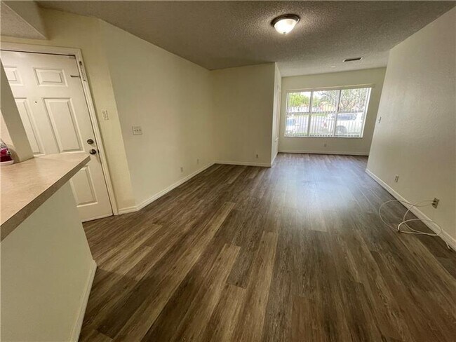 Photo - 3430 Pinewalk Dr N Unidad 613