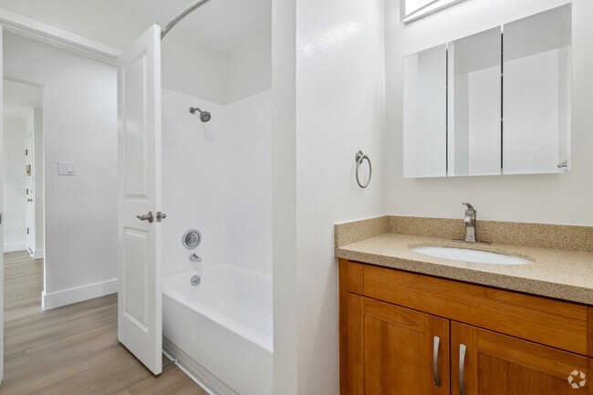 2BR, 2BA - 905SF - Bathroom